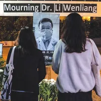 MOARTEA UNUI EROU  Doctorul Li Wenliang, din Wuhan, este considerat un erou de chinezii de rând. A fost primul care a avertizat că noul coronavirus se transmite de la om la om. Guvernul l-a pedepsit. Ulterior, s-a infectat chiar el și a murit
