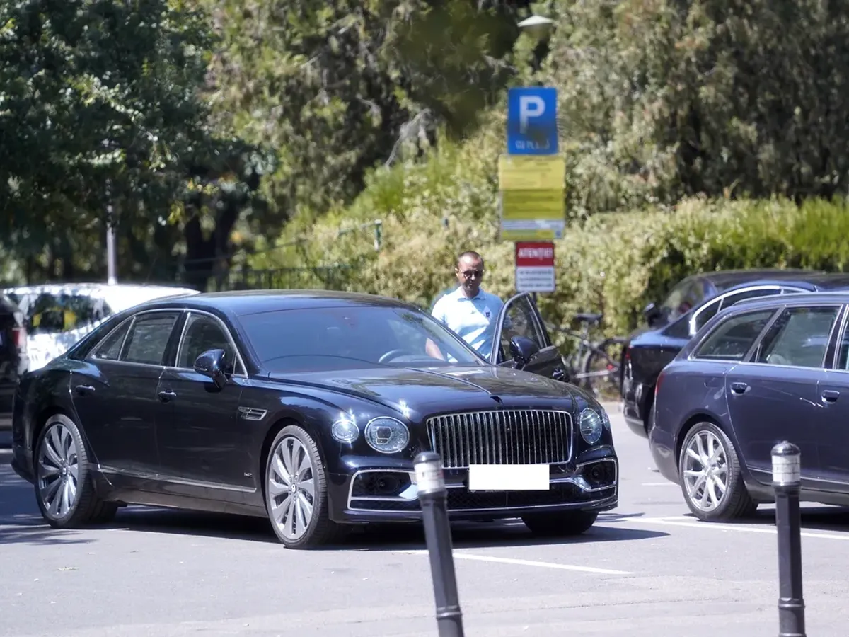 Bogdan Niculescu alături de una din mașinile sale de lux. Sursă foto: cancan.ro