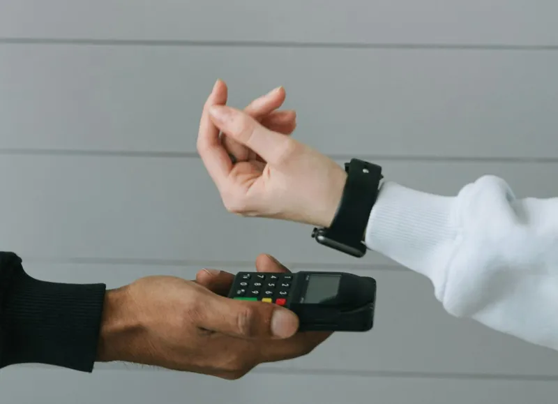 Ultimul gen de plată: de la POS mobil la smartwatch - Foto: Pexels/Ivan S