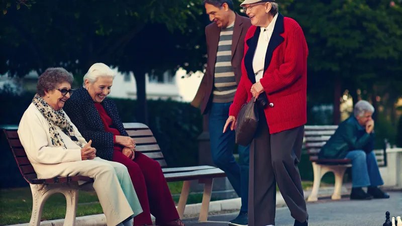 Grup de pensionari, în parc - Foto: Freepik