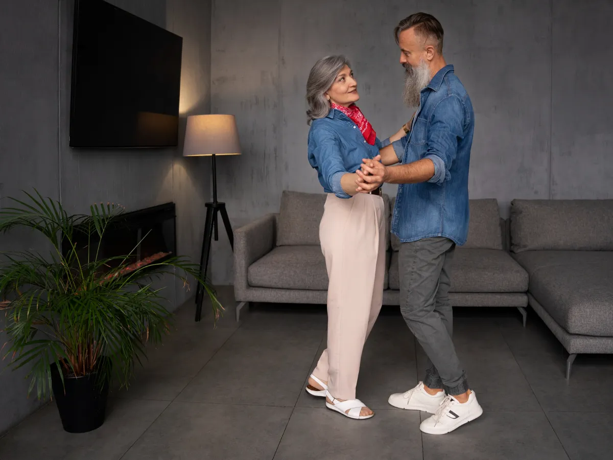 Cu cât a crescut pensie în numai o lună? Care pensionari iau mai mulți bani decât în aprilie? - Foto: Freepik