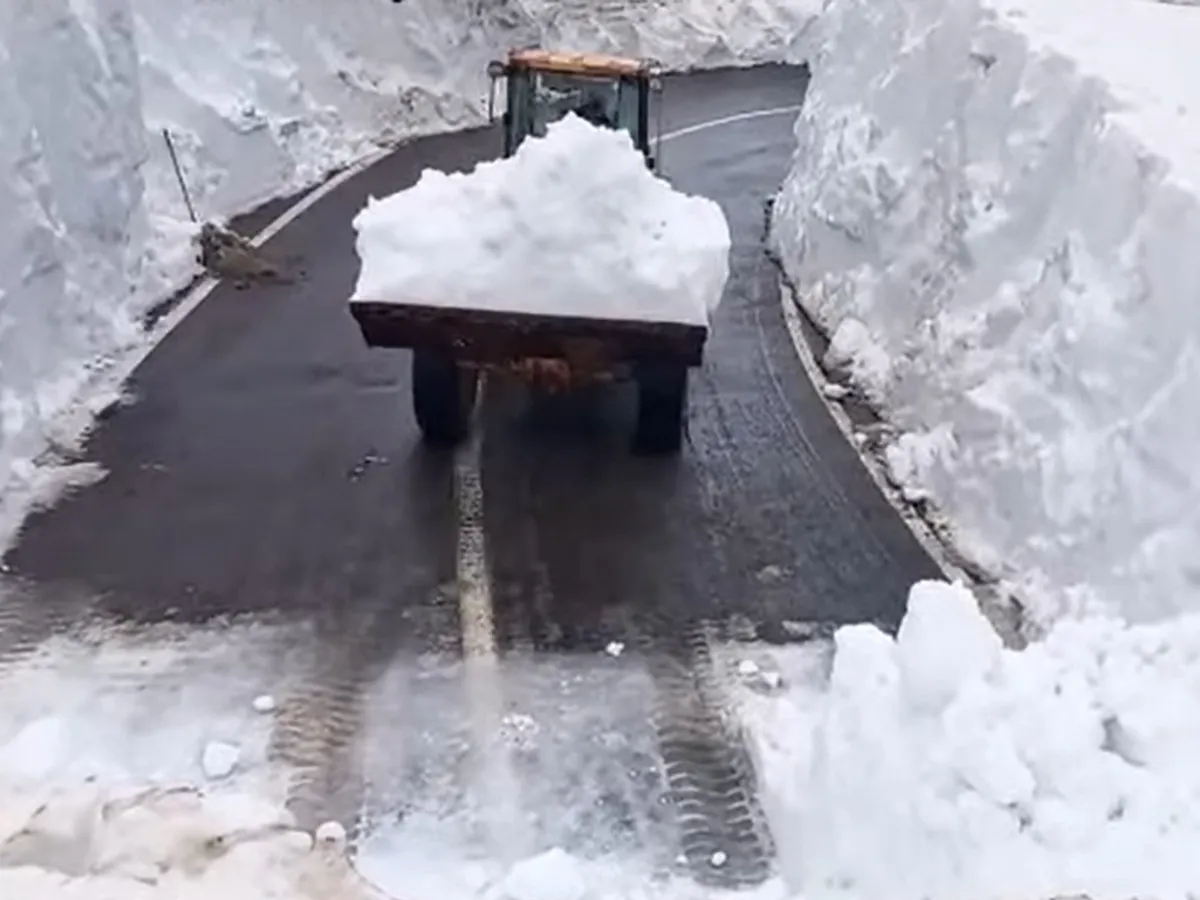 Pe Transfăgărășan, în unele zone, zăpada are și 5 metri înălțime - Foto: captură video