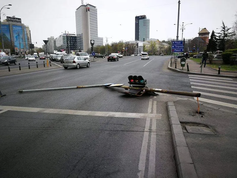 Semaforul care s-a prăbușit, marți, în Piața Victoriei Foto: Facebook