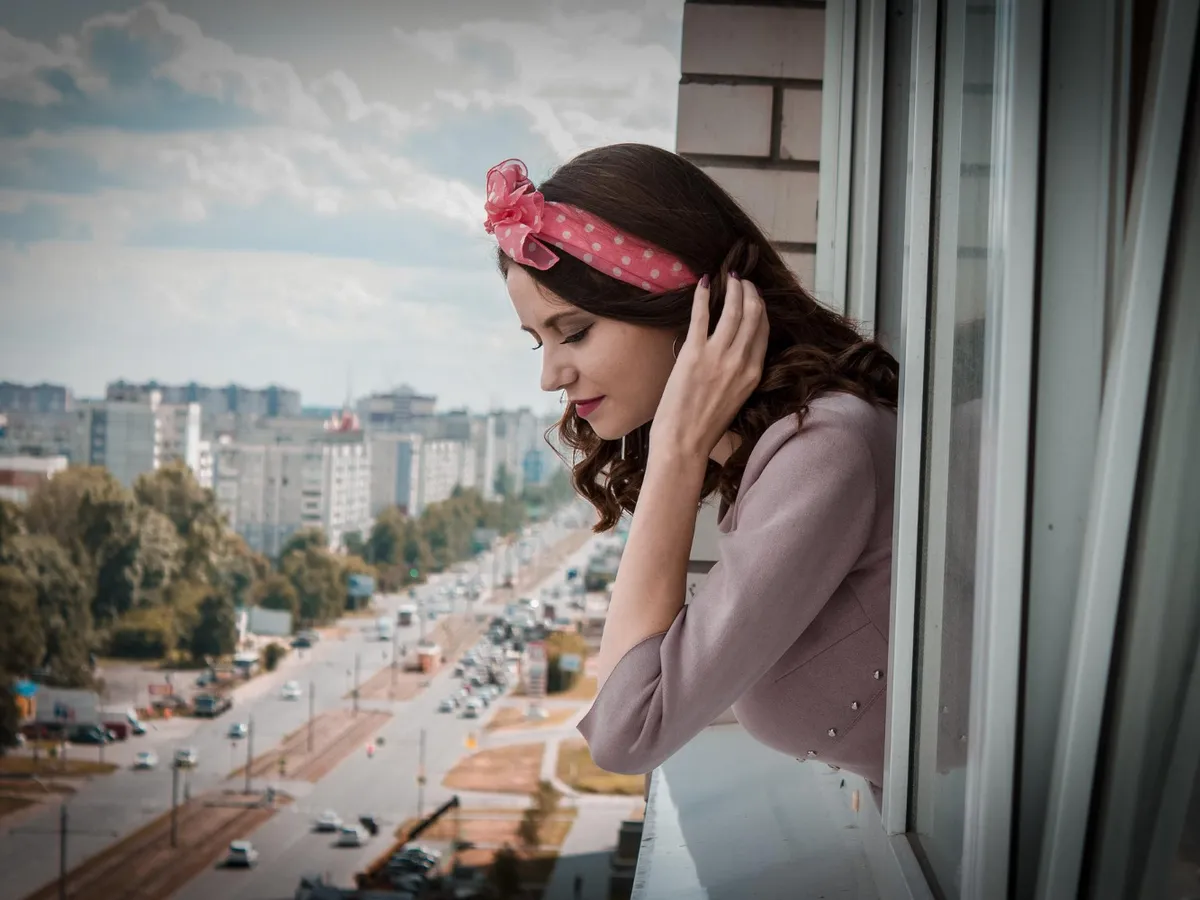 Femeie la balcon - Foto: Freepik