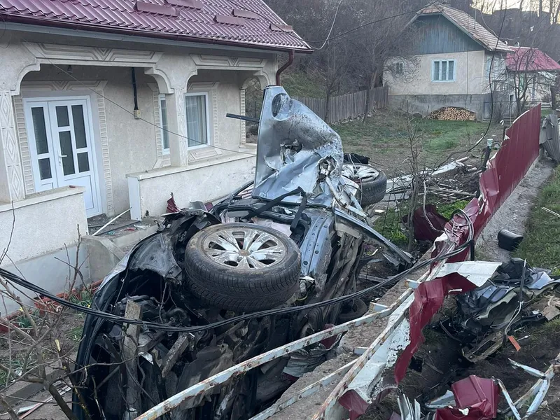 FOTO Accident de coșmar, în Neamț. Trei tineri morți, după ce un șofer a spulberat mașina din față - Foto: stiri-neamt.ro