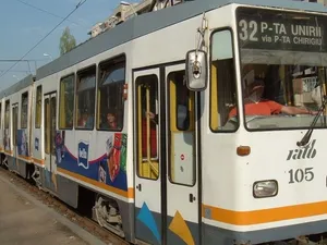 Un tramvai din București a deraiat și a blocat circulația. Foto STB