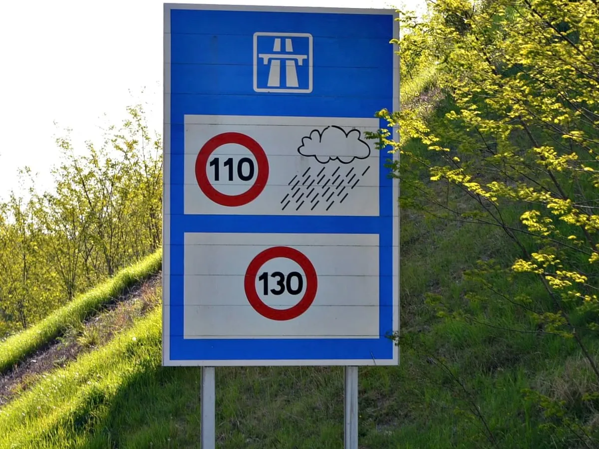 Mergi pe autostradă legal, cu 130 km/h, plouă și nu ești atent la semne? Poți lua și 3300 lei amendă - Foto: thetalkingsuitcase.com - Imagine cu rol ilustrativ