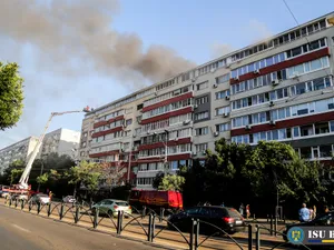 Incendiu în Piața Delfinului din București, cu mari degajări de fum/FOTO: Facebook/ISU