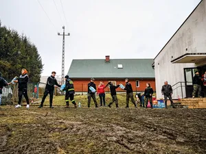 Mână de ajutor Voluntarii descarcă donații pentru a ajuta refugiații ucraineni, la o școală din Kroscienko, Polonia