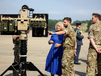 Regina Camilla a Marii Britanii examinează echipamentele anti-drone în timpul unei vizite la RAF Leeming - Foto: Profimedia Images