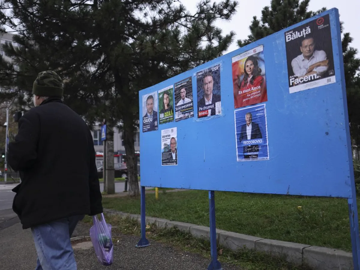 Panou cu afişe electorale prezentându-i pe candidaţii la funcţia de primar general - Foto: INQUAM PHOTOS/Octav Ganea