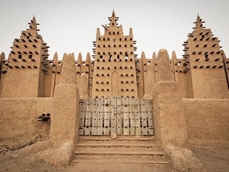 MADRASSA PESTE ANI - Marea Moschee a lui Djenné-Djenno a fost construită din chirpici în 1907, pe locul moscheii originale, care e posibil să fi existat încă din 1200 și care a fost un centru major al învățăturii islamice în Evul Mediu