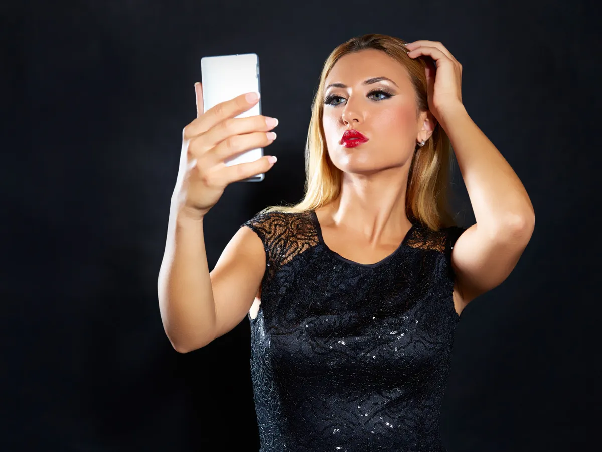 Femeie la telefon mobil - Foto: Freepik