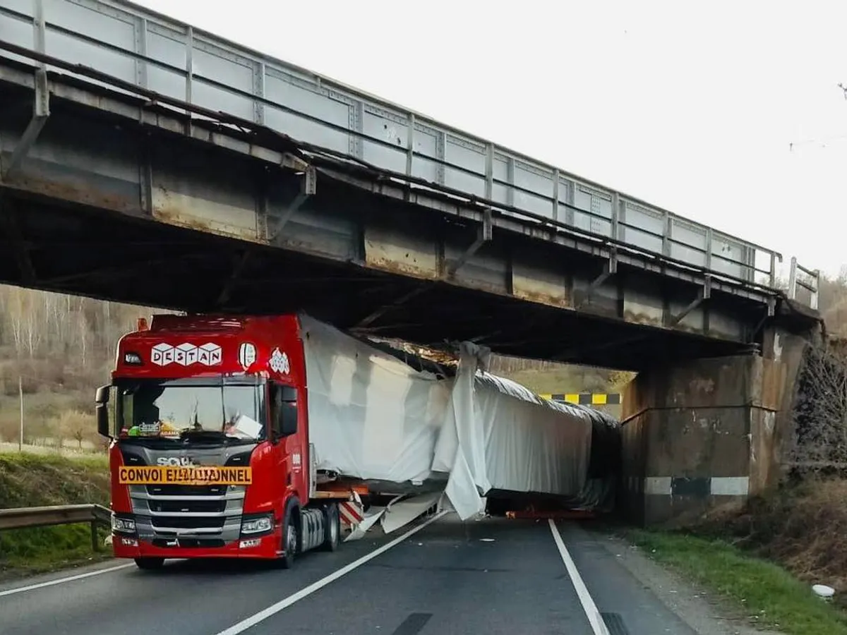 Un tramvai a lovit un pod și a blocat DN 6 în zona localității Teregova. Cum s-a întâmplat? - Foto: DRPD Timișoara
