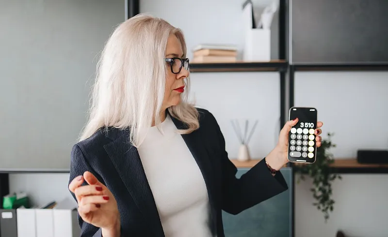 Femeie de afaceri calcul&acirc;ndu-şi bugetul - Foto: Pexels/Polina Tankilevitch