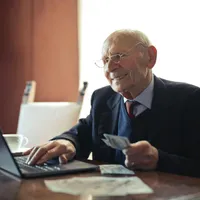 Cine sunt pensionarii care pot încasa 700 de lei până la finalul lunii? Ce documente trebuie depuse? - Foto: Pexels / Andrea Piaquadio
