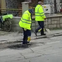 România unicat. La Târgu Jiu, muncitorii au tasat asfaltul cu piciorul. în locul tasatorului mecanic - Foto: captură video Facebook