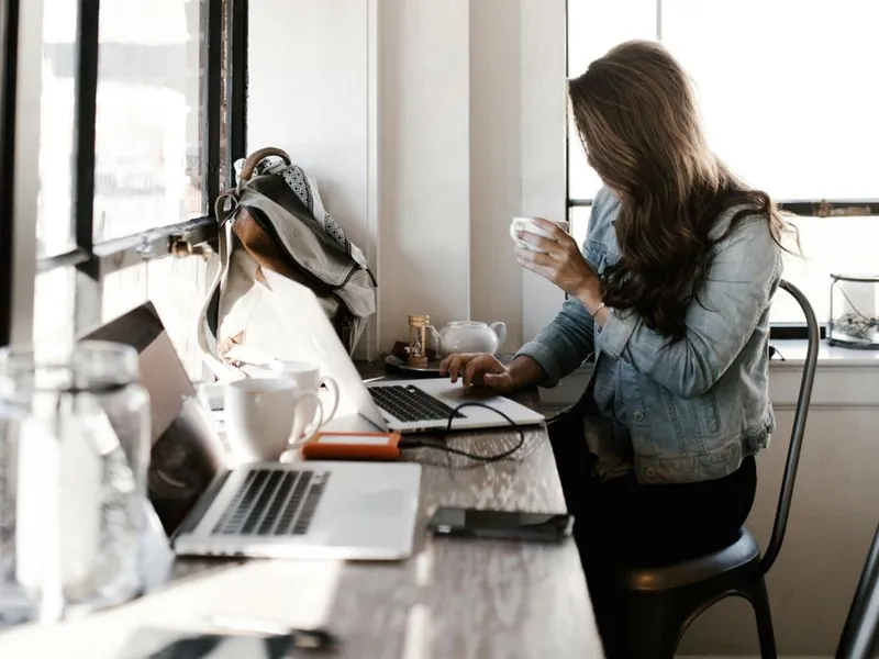 Femeie lucrând la laptop, la birou - Foto: Pexels/Andrew Neel