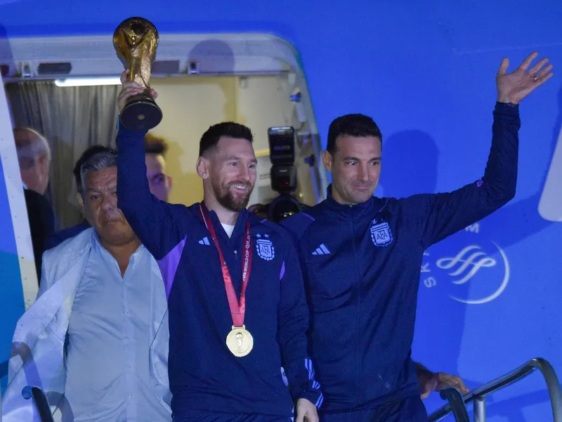 Sărbătoare națională în Argentina. "Regii fotbalului mondial" i-au readus trofeul lui Maradona - FOTO: Profimedia