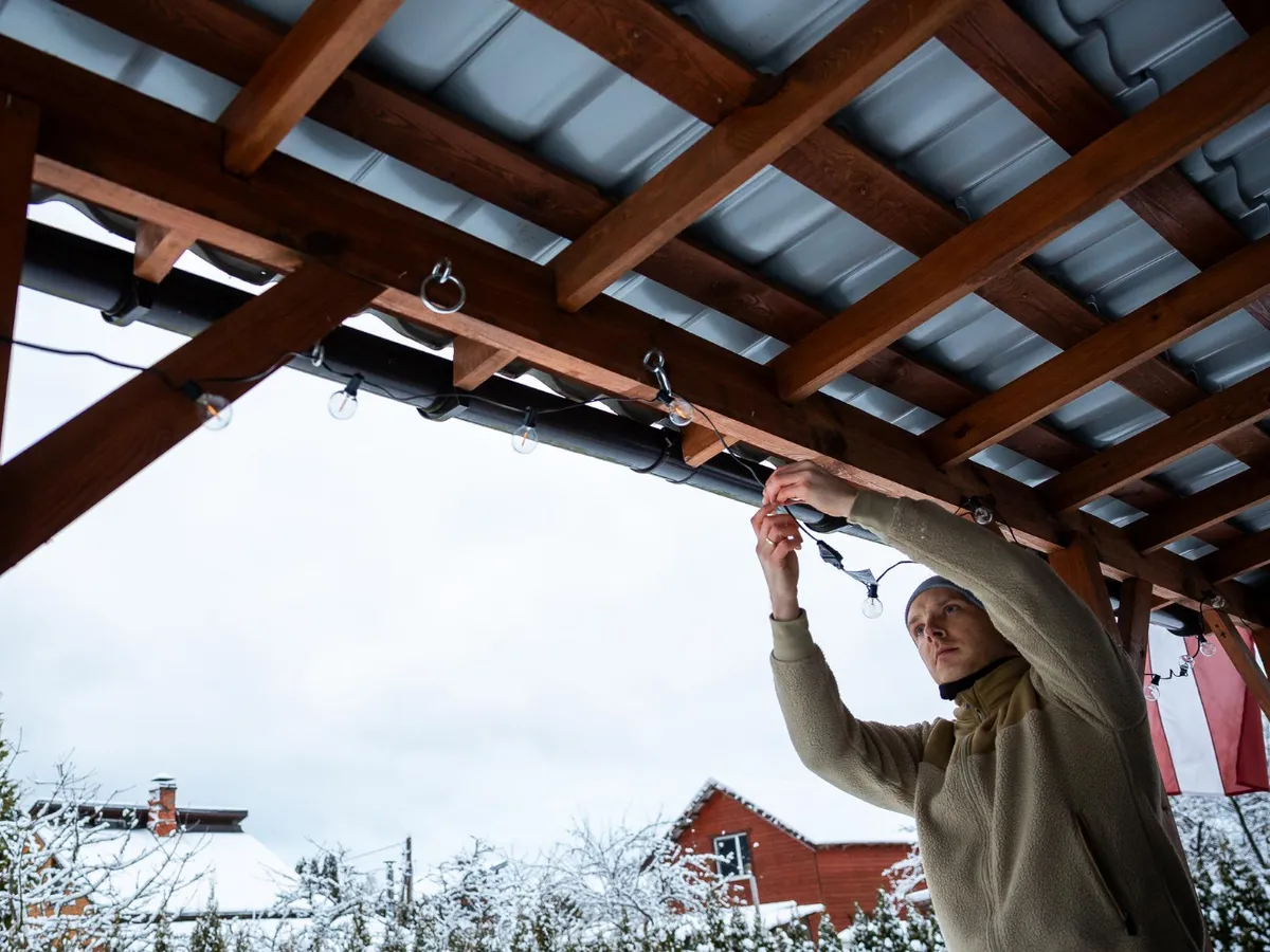 Cum să agăți luminițele de Crăciun fără să strici casa. Află metoda sigură cu cleme și fără cuie