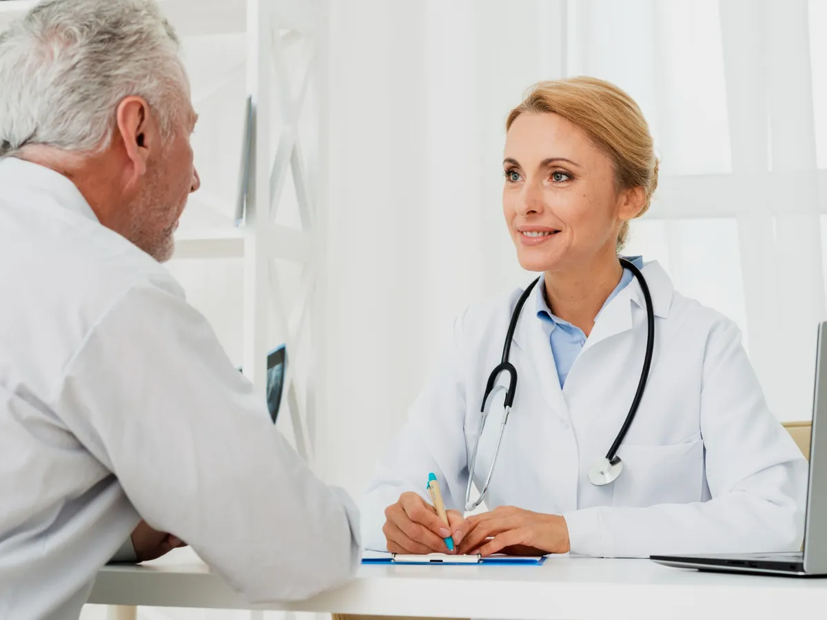 Bărbat care discută cu un medic - Foto: Freepik (Imagine cu rol ilustrativ)