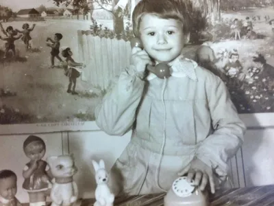 Recunoașteți personajul? Băiețelul zâmbăreț a ajuns cel mai iubit cântăreț de muzică ușoară - Foto: Arhiva Personala / imagine rol ilustrativ
