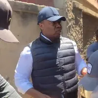 Autoritățile din Madagascar controlate de Andry Rajoelina i-au atacat pe protestatari și pe principalul contracandidat la prezidențiale, Siteny Randrianasoloniaiko (foto), cu gaze lacrimogene Foto: captură Youtube