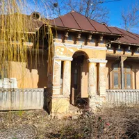 O casă a fost mutată cu totul pentru a face loc unei parcări. Va fi reabilitată în altă localitate - Foto: Monumente Renascute
