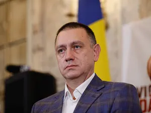 Mihai Fifor ascultă, în timp ce Viorică Dăncilă face o declaraţie de presă, după ce a pierdut alegerile prezidenţiale - Foto: INQUAM PHOTOS/George Călin