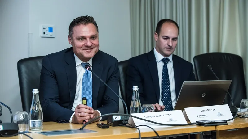 Greg Konieczny, directorul general al Franklin Templeton Investment Management (FTIML) şi managerul de Fond al FP, şi de Johan Meyer, co-director general FTIML şi co-manager de portofoliu, Fondul Proprietatea - Foto: INQUAM PHOTOS / Diana Oros