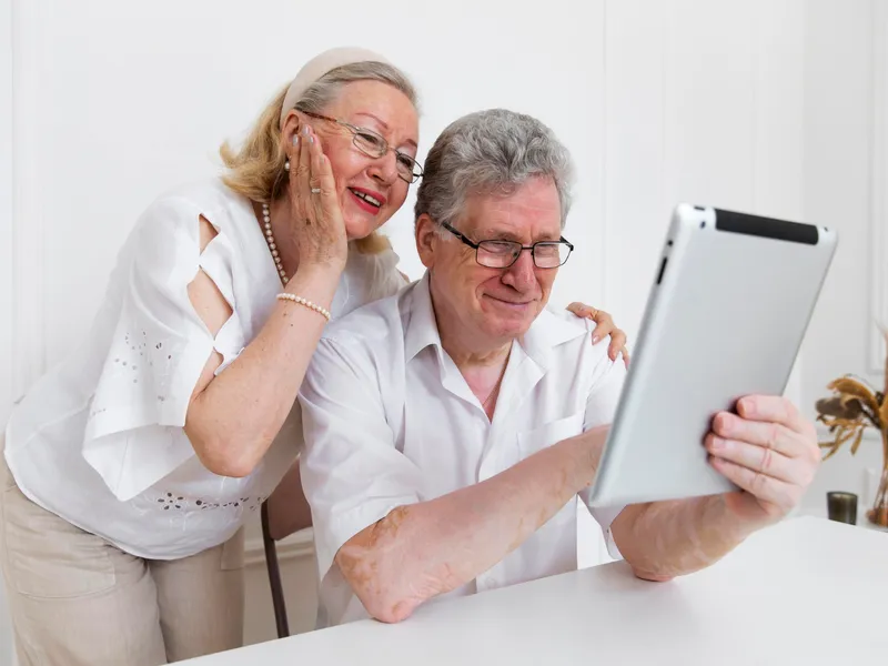 Pensionari care citesc Foto: Freepik (rol ilustrativ)