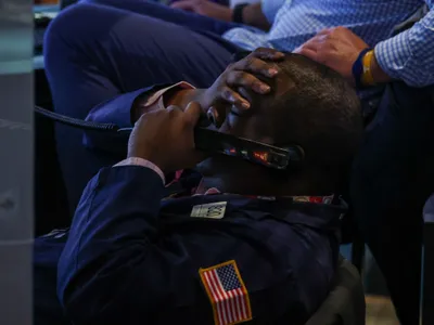 Un trader de la New York Stock Exchange reacţionează la ce se întâmplă cu acţiunile - Foto: Profimedia Images