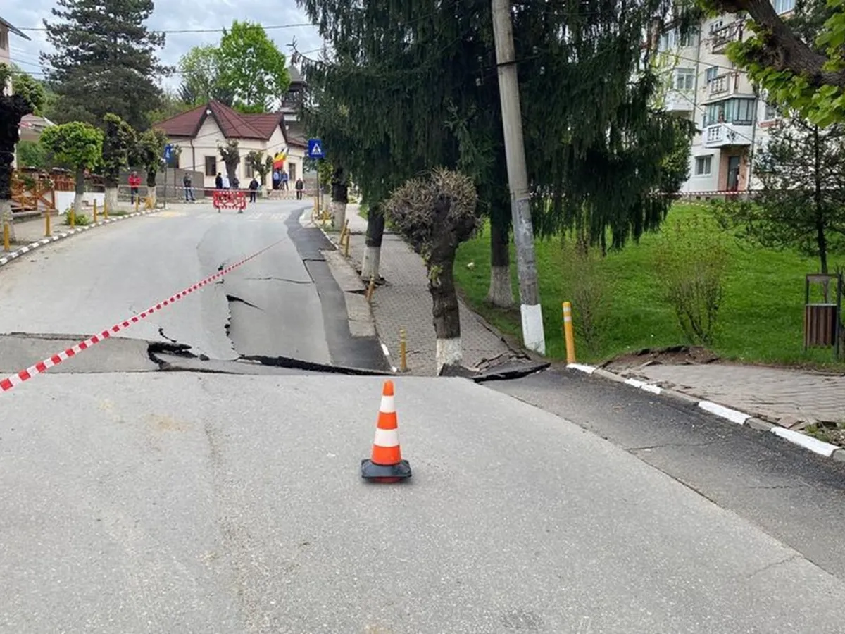 Prefectul județului Prahova, declarații despre cauza surpării străzii din Slănic. Ce s-a întâmplat? - Foto: arhivă