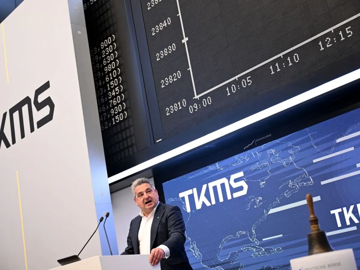 Miguel Lopez, CEO ThyssenKrupp, în fața unui panou, pe care este afișat graficul indicelui bursier german DAX - Foto: Profimedia Images