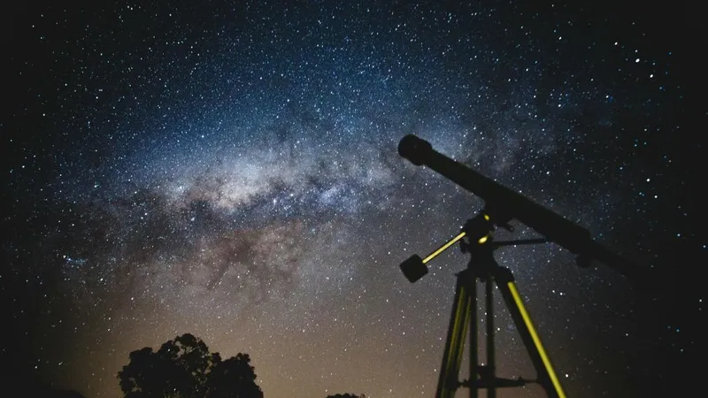 Telescop negru, pe fundalul unui cer albastru-alburiu, noaptea - Foto: Pexels/Lucas Pezeta