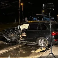 Un bărbat a murit după ce a izbit cu BMW-ul un autobuz în București Foto: infotrafic