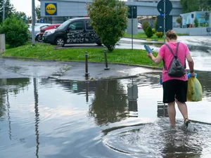 Urm[rile precedentei furtuni din Bucureşti, de pe 9 iunie, pe Splaiul Unirii - Foto: INQUAM PHOTOS/Pană Tudor