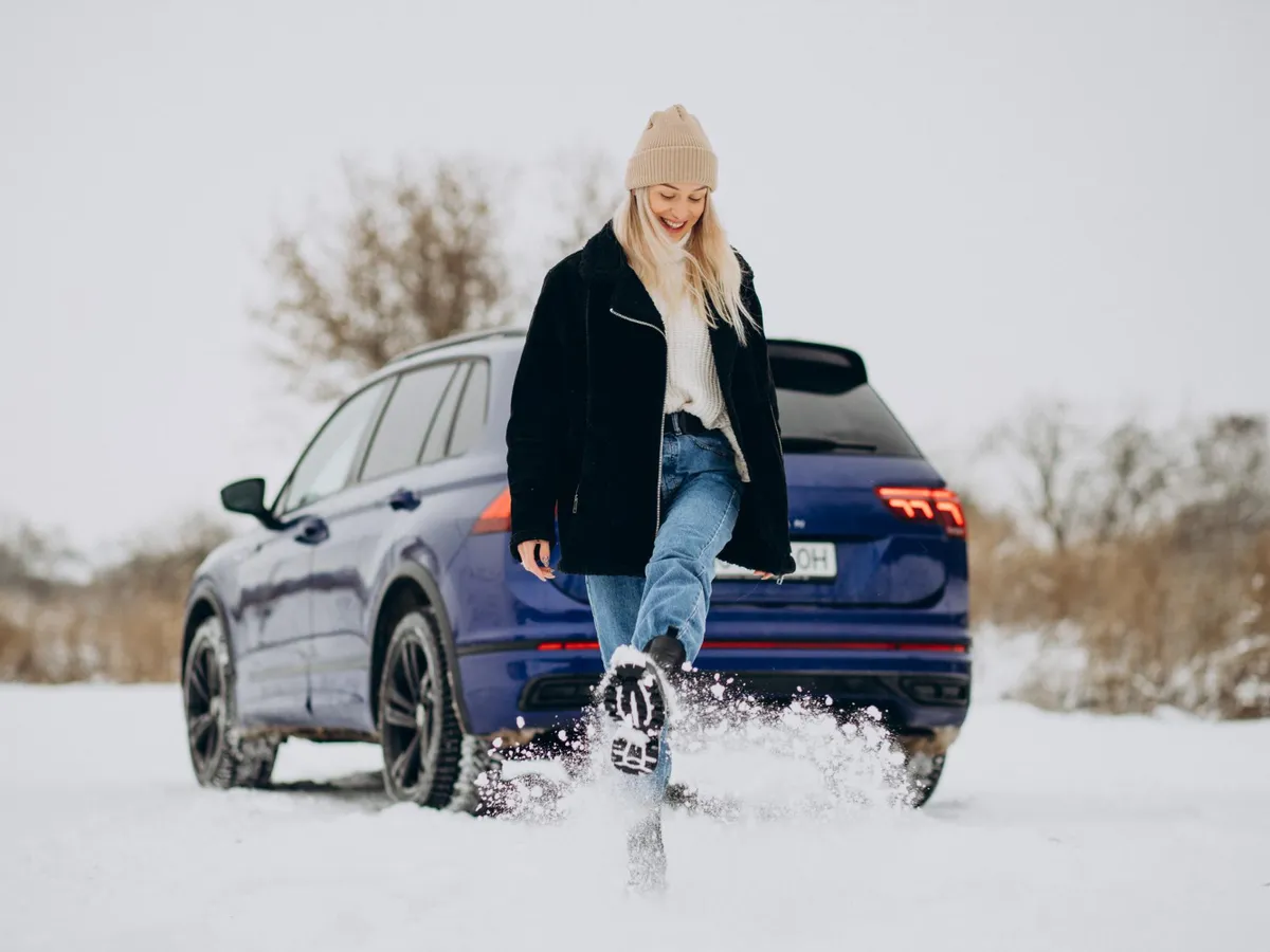 Ce amendă iei, dacă mergi cu mașina acoperită cu zăpadă? Încă o sancțiune dacă  nu se văd numerele - Foto: Freepik (Imagine cu rol ilustrativ)