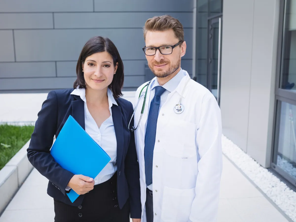 Medic și angajată Foto: Freepik (imagine cu rol ilustrativ)