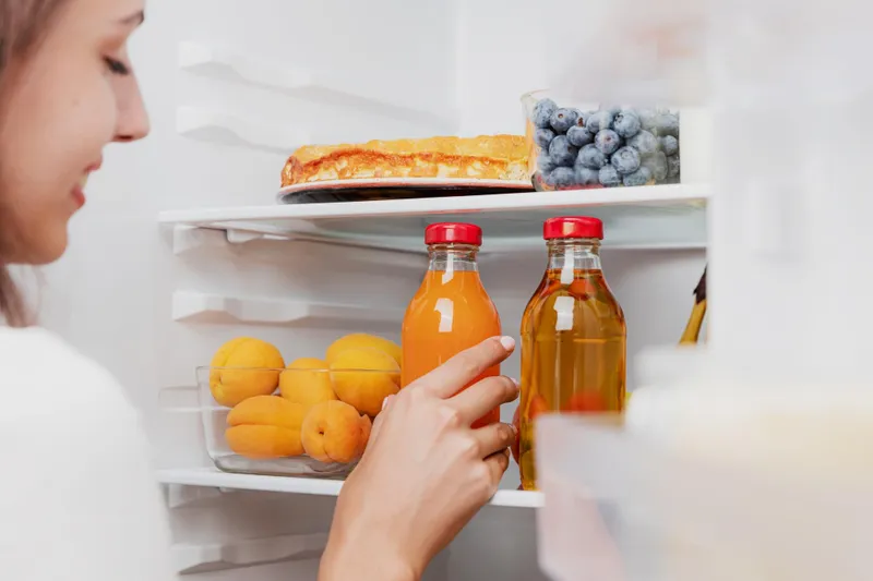 Scapă de mirosurile din frigider cu ingredientul pe care îl ai deja în casă. Un plic e 3 lei - Foto: Freepik