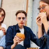 De ce poți slăbi mâncând McDonald's? Ce să respecți ca să te poți bucura de mâncarea ta preferată - Foto: Freepik.com (rol ilustrativ)