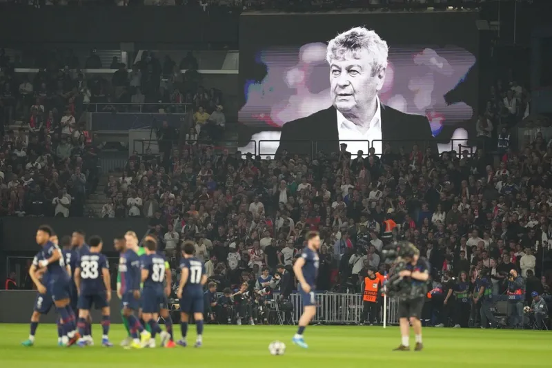 8 aprilie 2026. Meci de Champions League  Paris Saint-Germain - FC Liverpool. Finalul minutului de reculegere dedicat lui Mircea Lucescu - Foto: Profimedia Images