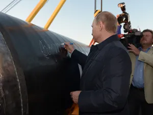 Vladimir Putin semnează o conductă de gaze din veriga principală de gaze „Puterea Siberiei”, care merge în China - Foto: Profimedia Images