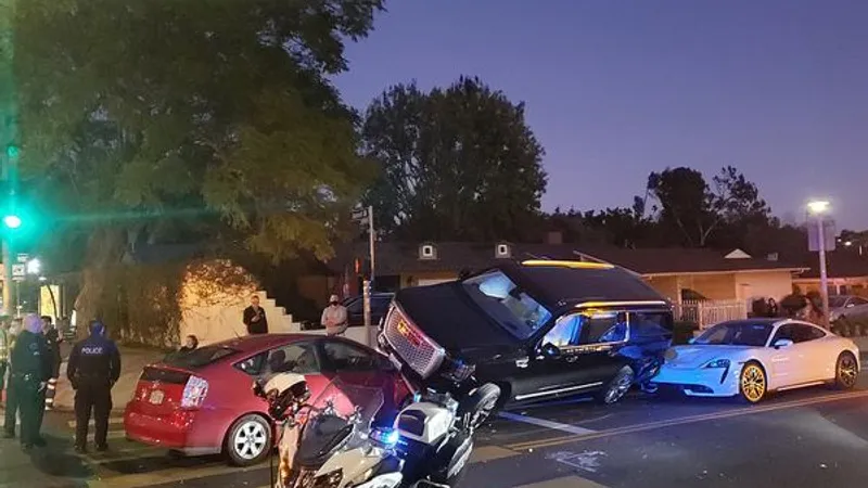 Accident ca în „Terminator”: Schwarzenegger s-au urcat cu monstruosul său GMC Yukon pe un Prius. / Foto: motorious.com