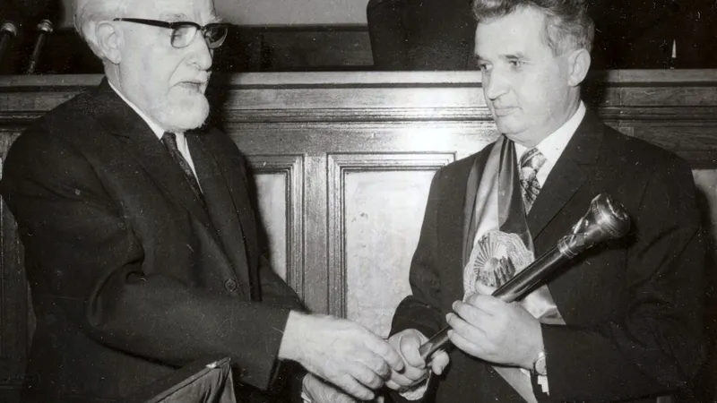 Nicolae Ceaușescu primește de la Ştefan Voitec eşarfa tricoloră cu stema ţării şi sceptrul. - Foto: Fototeca online a comunismului românesc - cota 1/1974