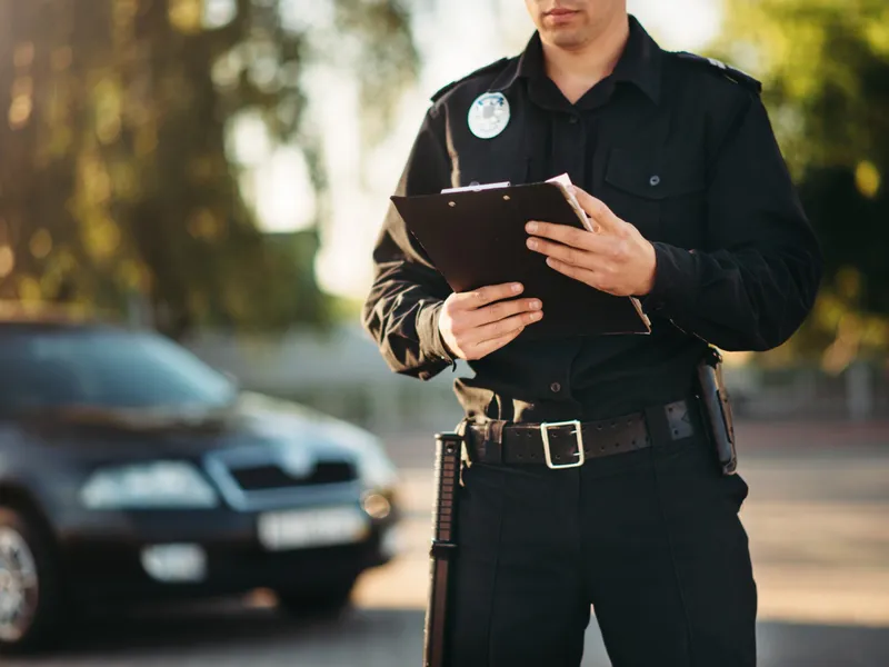 O adolescentă a fost amenințată de un individ cu pistolul. A vrut să o ducă într-o casă din capitală Foto: Freepik (fotografie cu caracter ilustrativ)