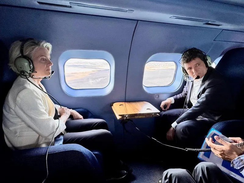 Nicușor Dan și Ursula von der Leyen, în avion spre baza militară Mihail Kogălniceanu - Foto: Facebook/ Nicușor Dan