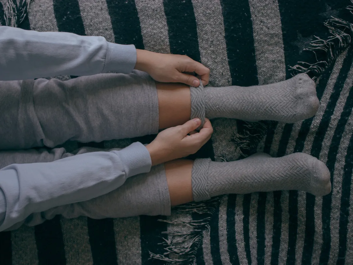 Persoană care are șosete în picioare - Foto: Freepik (Imagine cu rol ilustrativ)