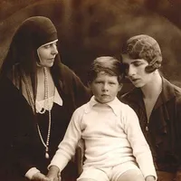 Regina Maria, principesa Elena și Mihai (Foto: Wikipedia)
