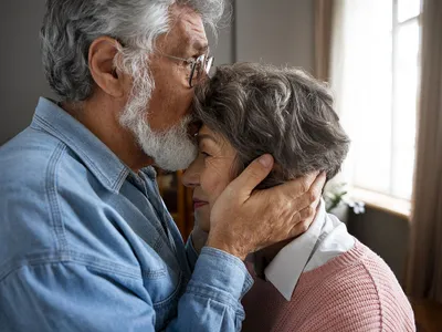 Cuplu în etate. Bărbat în vârstă sărutându-şi soţia pe frunte - Foto: Freepik/CC0